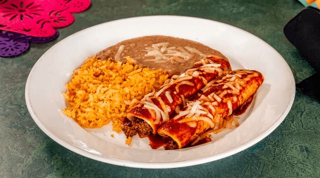 Enchiladas con Salsa Roja.
